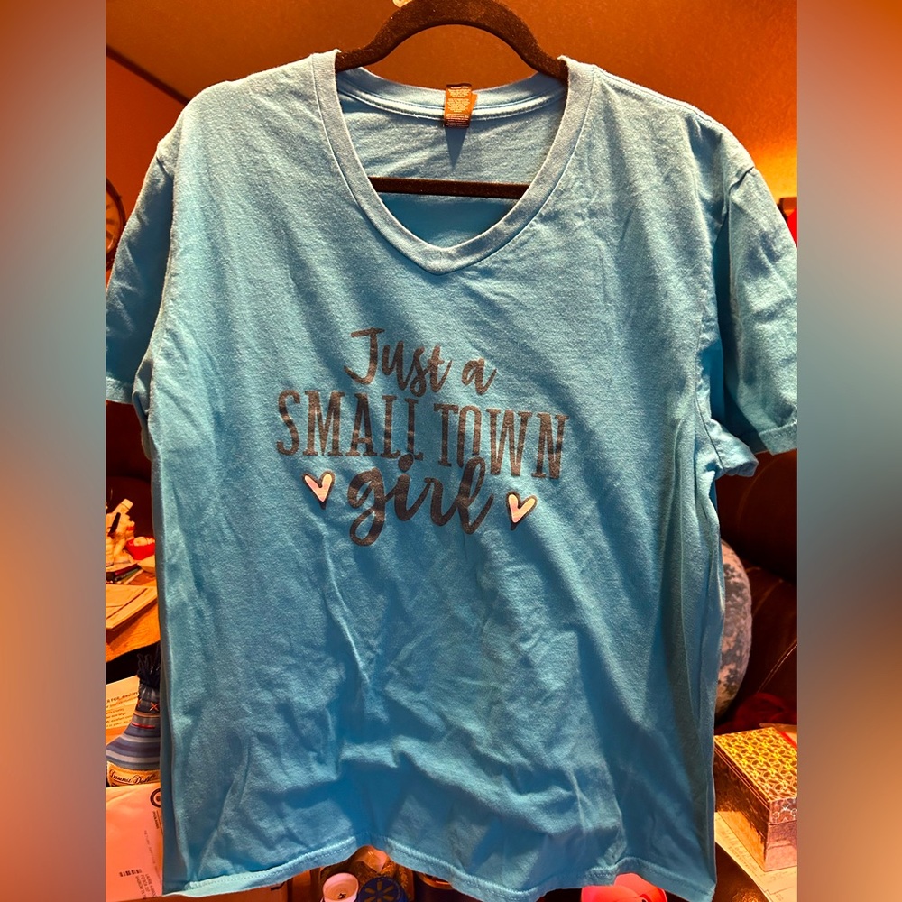 DIST RICT BRAND SHORT SLEEVE V-NECK TEE, SUPER SOFT 100% COTTON, SIZE XL…